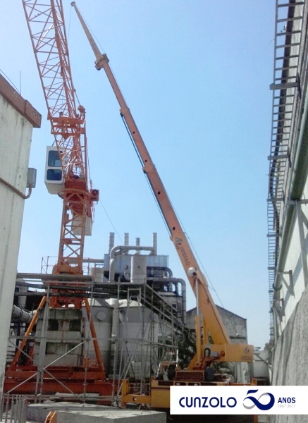 O Guindaste Industrial Broderson IC-250 com capacidade de 16,3 toneladas, realizou o içamento de peças em obra em São Paulo-SP.