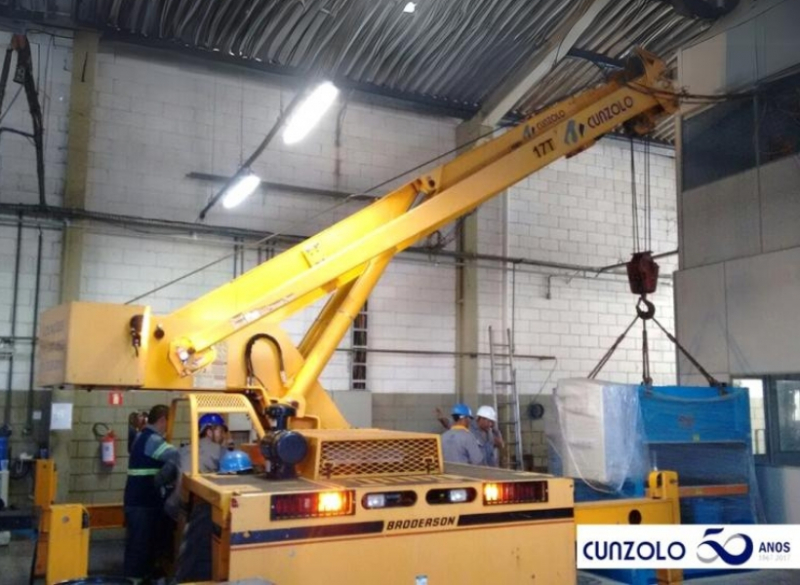 Equipe de Remo��o Industrial em A��o na cidade de Campinas-SP. O transporte de m�quina em local de espa�o restrito e de dif�cil acesso foi realizado com o Guindaste Industrial Broderson IC-250.