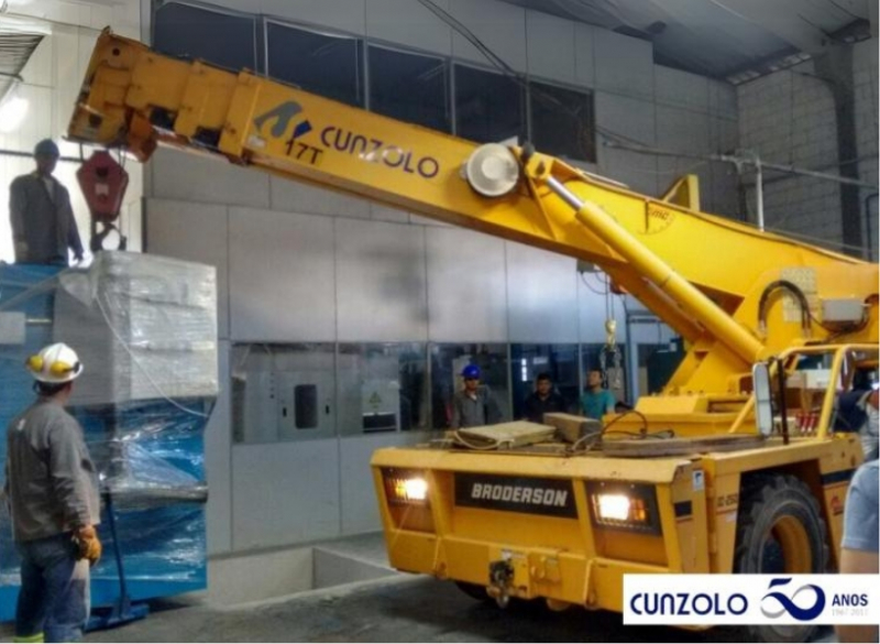 Equipe de Remo��o Industrial em A��o na cidade de Campinas-SP. O transporte de m�quina em local de espa�o restrito e de dif�cil acesso foi realizado com o Guindaste Industrial Broderson IC-250.
