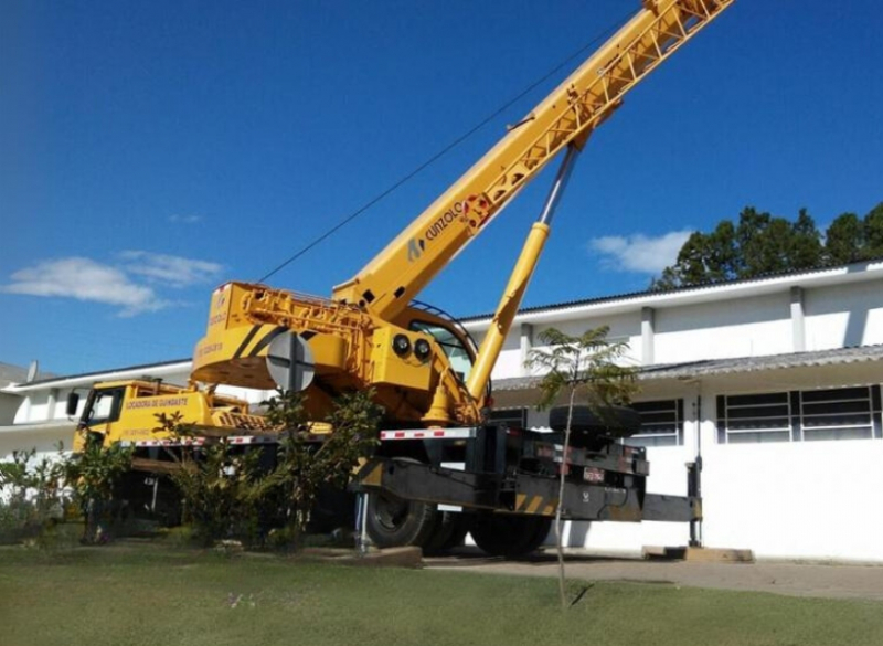 Içamento de Peça realizado com Guindaste Industrial da Cunzolo em empresa na cidade de Valinhos-SP.