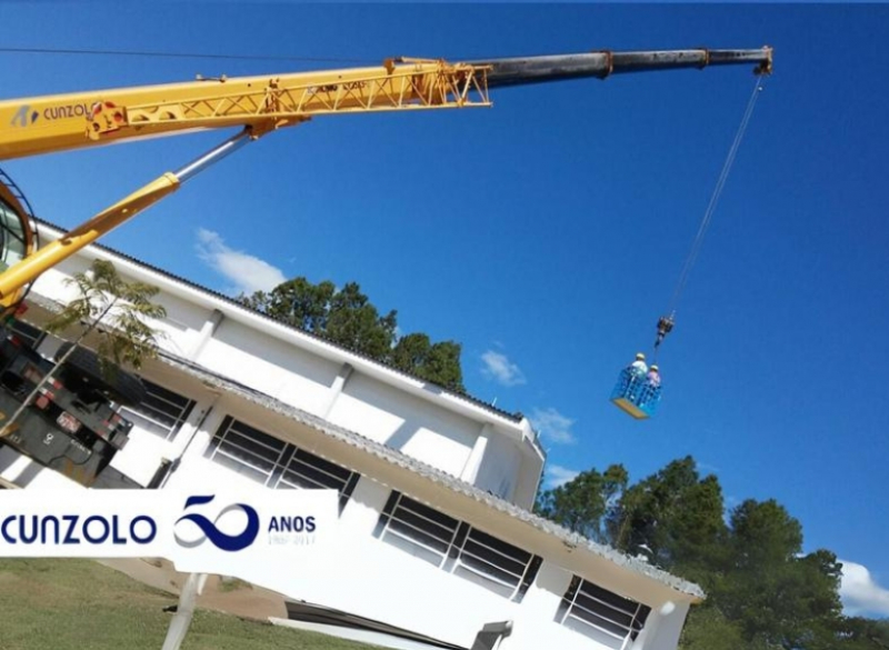 Içamento de Peça realizado com Guindaste Industrial da Cunzolo em empresa na cidade de Valinhos-SP.