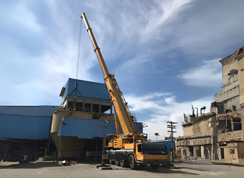 O Guindaste Rodoviário Liebherr LTM-1220 possui capacidade total para 220 toneladas. O comprimento da lança pode chegar até 60 metros. Tem altura de 4 metros e largura de 3 metros.