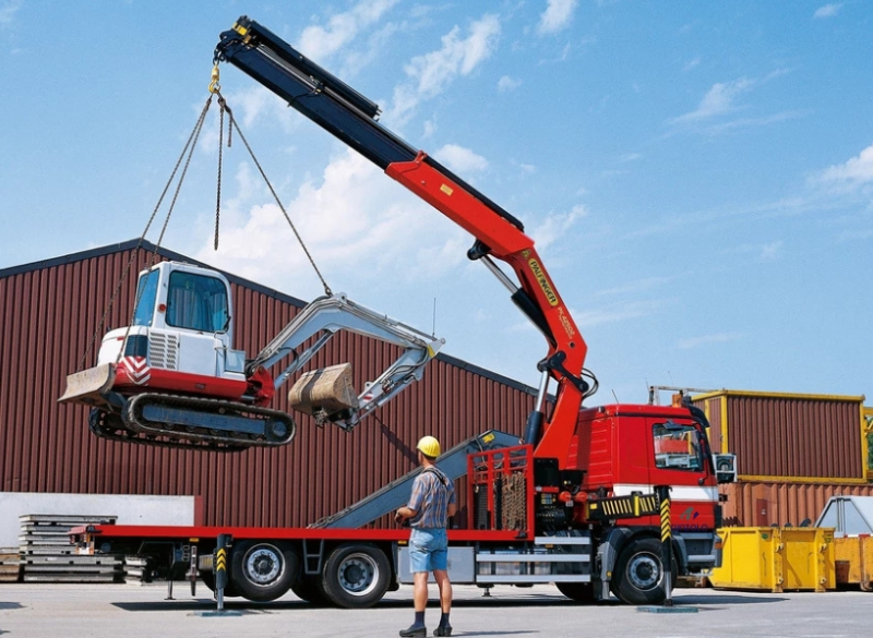 A Cunzolo oferece a locação de guindaste Palfinger PK 42000 com capacidade total de 12.600 kg. Esse é um modelo articulado, fixado ao chassi do veículo, que permite a movimentação de grandes e médias cargas com rapidez e estabilidade.