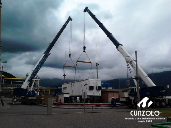 Içamento de Container em Caraguatatuba -SP com guindaste rodoviário ATF 110 com raio operacional de 14 metros e um guindaste rodoviário ATF 220 com raio operacional de 20 metros para realizar o içamento de um container elétrico.