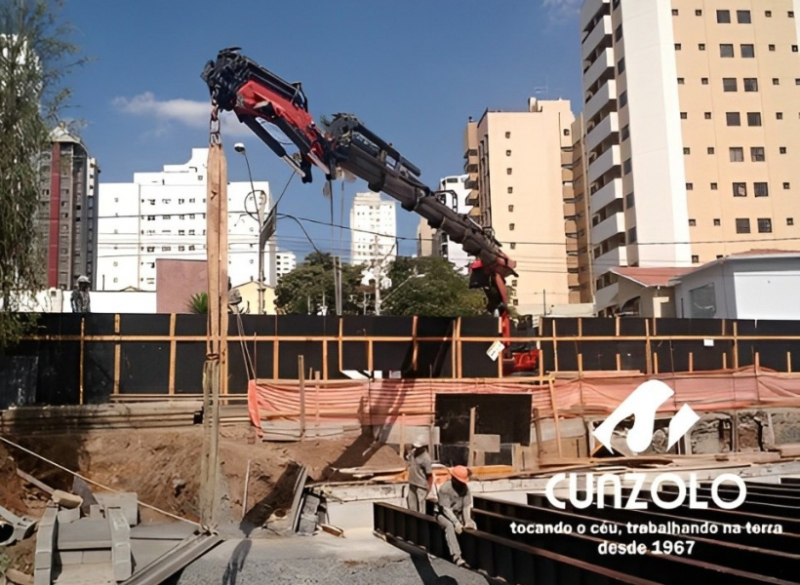 A equipe da Cunzolo realizou a montagem de vigas da ponte de retorno da Avenida Orozimbo Maia, em Campinas-SP.