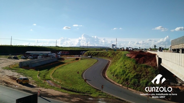 Transporte de Vigas na Duplicação da Rodovia Anhanguera (km 135) - Dois Dollys ficaram responsáveis pelo transporte das vigas e o carregamento e transporte foi realizado por dois guindastes de 100 toneladas, um LTM1100 e um GMK5110.