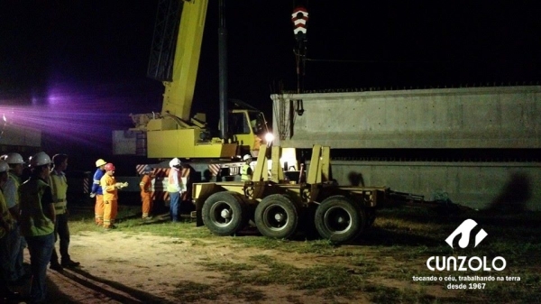 Transporte de Vigas na Duplicação da Rodovia Anhanguera (km 135) - Dois Dollys ficaram responsáveis pelo transporte das vigas e o carregamento e transporte foi realizado por dois guindastes de 100 toneladas, um LTM1100 e um GMK5110.