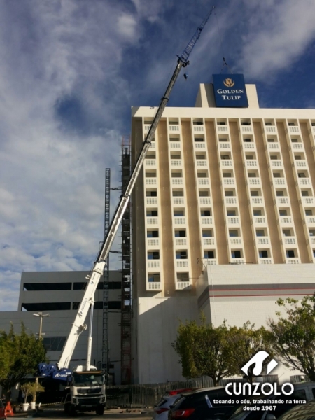 A Cunzolo realizou o içamento de uma peça de dimensões 5x4 m e peso de 700kg. A operação foi realizada com o Guindaste Rodoviário Tadano GS 900 (cap. 90 t) com lança de 44 metros em um raio operacional de 27 metros.