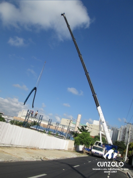 A Cunzolo realizou o içamento de uma peça de 40 metros de comprimento, 1 metro de largura e 1600 kilos. A operação foi realizada com o Guindaste Rodoviário ATF 220-2 (cap. 220t) em um raio operacional de 43 metros.