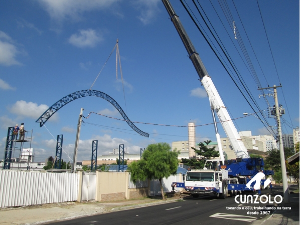 A Cunzolo realizou o içamento de uma peça de 40 metros de comprimento, 1 metro de largura e 1600 kilos. A operação foi realizada com o Guindaste Rodoviário ATF 220-2 (cap. 220t) em um raio operacional de 43 metros.