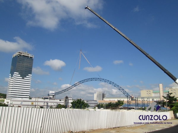 A Cunzolo realizou o içamento de uma peça de 40 metros de comprimento, 1 metro de largura e 1600 kilos. A operação foi realizada com o Guindaste Rodoviário ATF 220-2 (cap. 220t) em um raio operacional de 43 metros.