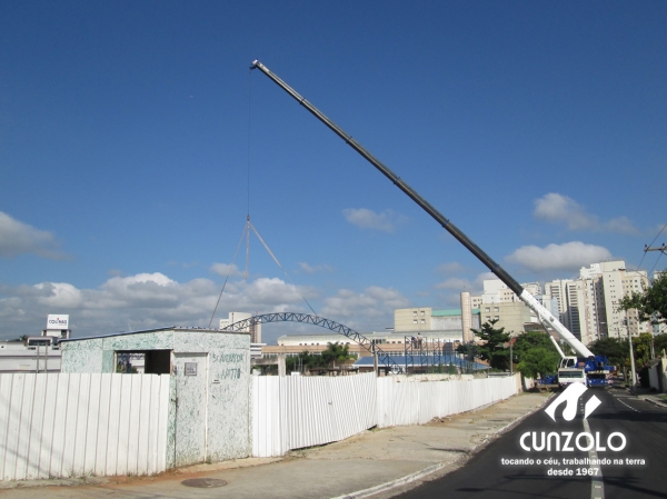 A Cunzolo realizou o içamento de uma peça de 40 metros de comprimento, 1 metro de largura e 1600 kilos. A operação foi realizada com o Guindaste Rodoviário ATF 220-2 (cap. 220t) em um raio operacional de 43 metros.