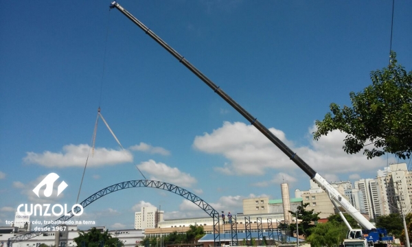 A Cunzolo realizou o içamento de uma peça de 40 metros de comprimento, 1 metro de largura e 1600 kilos. A operação foi realizada com o Guindaste Rodoviário ATF 220-2 (cap. 220t) em um raio operacional de 43 metros.