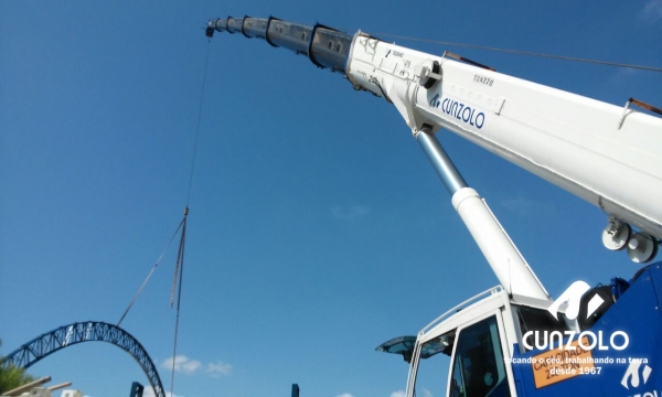 A Cunzolo realizou o i�amento de uma pe�a de 40 metros de comprimento, 1 metro de largura e 1600 kilos. A opera��o foi realizada com o Guindaste Rodovi�rio ATF 220-2 (cap. 220t) em um raio operacional de 43 metros.
