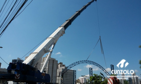 A Cunzolo realizou o içamento de uma peça de 40 metros de comprimento, 1 metro de largura e 1600 kilos. A operação foi realizada com o Guindaste Rodoviário ATF 220-2 (cap. 220t) em um raio operacional de 43 metros.
