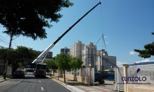 A Cunzolo realizou o içamento de uma peça de 40 metros de comprimento, 1 metro de largura e 1600 kilos. A operação foi realizada com o Guindaste Rodoviário ATF 220-2 (cap. 220t) em um raio operacional de 43 metros.