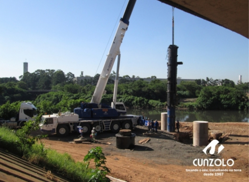 A Cunzolo realizou o içamento de uma peça de 8 metros de comprimento, 2 de diâmetro e 26 toneladas na Rodovia Ayrton Senna Km 18 em Guarulhos -
