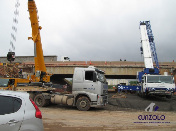 A Cunzolo realizou o içamento de 02 vigas de 30 metros de comprimento, 1,20 metros de largura e peso de 30 toneladas cada. Para essa operação foram utilizados 01 Guindaste Rodoviário Tadano ATF 220 (cap. 220 t.), 01 Guindaste Rodoviário Liebherr 220 (cap. 220 t.) e 02 carretas Dolly.