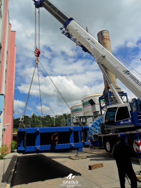 A Cunzolo realizou o içamento, verticalização e descarga de um trocador de calor. A operação ocorreu com Guindaste Rodoviário Tadano ATF130G-5, Guindaste Rodoviário Tadano ATF 90 G-4 e o Guindaste Rodoviário Tadano ATF 220 G-5.