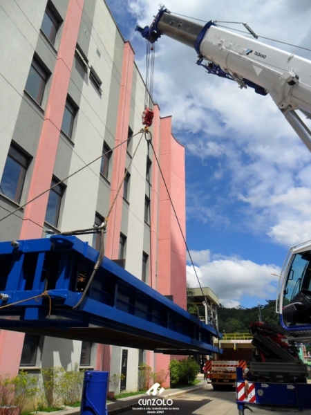 A Cunzolo realizou o içamento, verticalização e descarga de um trocador de calor. A operação ocorreu com Guindaste Rodoviário Tadano ATF130G-5, Guindaste Rodoviário Tadano ATF 90 G-4 e o Guindaste Rodoviário Tadano ATF 220 G-5.