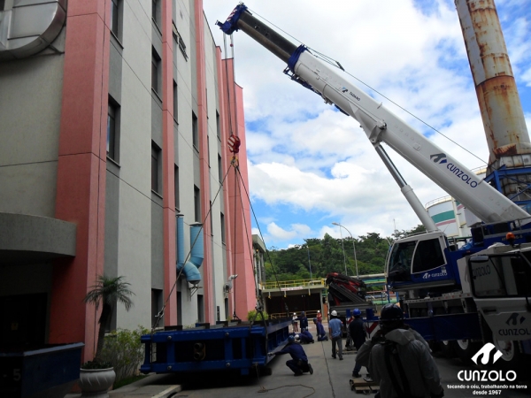 A Cunzolo realizou o içamento, verticalização e descarga de um trocador de calor. A operação ocorreu com Guindaste Rodoviário Tadano ATF130G-5, Guindaste Rodoviário Tadano ATF 90 G-4 e o Guindaste Rodoviário Tadano ATF 220 G-5.