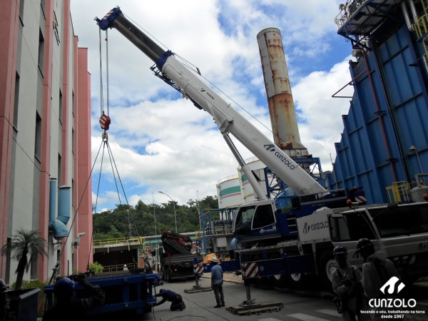 A Cunzolo realizou o içamento, verticalização e descarga de um trocador de calor. A operação ocorreu com Guindaste Rodoviário Tadano ATF130G-5, Guindaste Rodoviário Tadano ATF 90 G-4 e o Guindaste Rodoviário Tadano ATF 220 G-5.