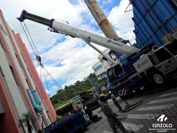 A Cunzolo realizou o içamento, verticalização e descarga de um trocador de calor. A operação ocorreu com Guindaste Rodoviário Tadano ATF130G-5, Guindaste Rodoviário Tadano ATF 90 G-4 e o Guindaste Rodoviário Tadano ATF 220 G-5.