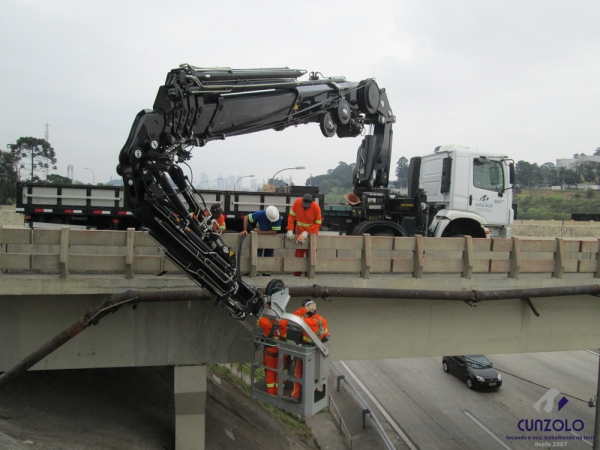 A Cunzolo Guindastes e Plataformas realizou uma instalação de pingadeira  na lateral do viaduto precisando efetuar uma movimentação operacional com o cesto aéreo. O equipamento utilizado foi o guindaste articulado Hiab XS 622.