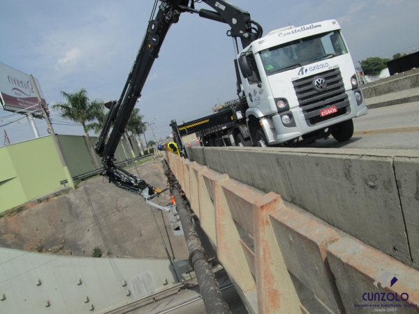 A Cunzolo Guindastes e Plataformas realizou uma instalação de pingadeira  na lateral do viaduto precisando efetuar uma movimentação operacional com o cesto aéreo. O equipamento utilizado foi o guindaste articulado Hiab XS 622.