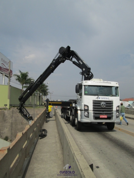 A Cunzolo Guindastes e Plataformas realizou uma instalação de pingadeira  na lateral do viaduto precisando efetuar uma movimentação operacional com o cesto aéreo. O equipamento utilizado foi o guindaste articulado Hiab XS 622.