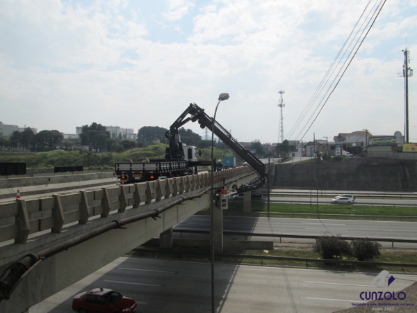 A Cunzolo Guindastes e Plataformas realizou uma instalação de pingadeira  na lateral do viaduto precisando efetuar uma movimentação operacional com o cesto aéreo. O equipamento utilizado foi o guindaste articulado Hiab XS 622.