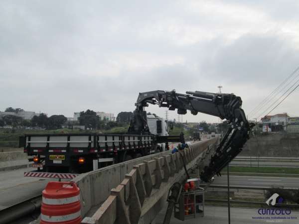 A Cunzolo Guindastes e Plataformas realizou uma instalação de pingadeira  na lateral do viaduto precisando efetuar uma movimentação operacional com o cesto aéreo. O equipamento utilizado foi o guindaste articulado Hiab XS 622.