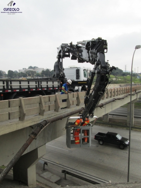 A Cunzolo Guindastes e Plataformas realizou uma instalação de pingadeira  na lateral do viaduto precisando efetuar uma movimentação operacional com o cesto aéreo. O equipamento utilizado foi o guindaste articulado Hiab XS 622.