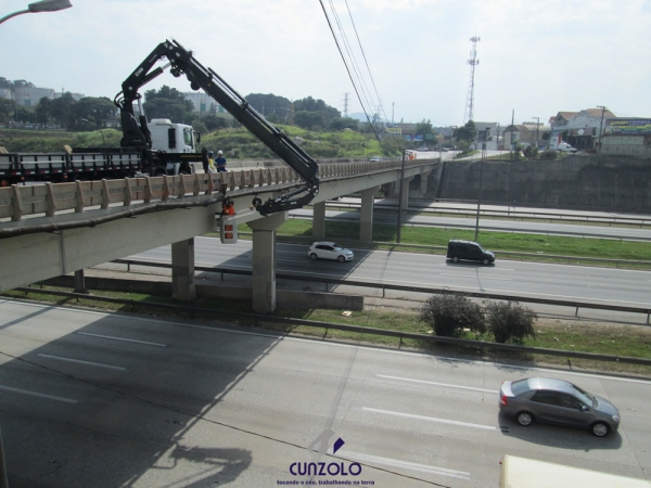 A Cunzolo Guindastes e Plataformas realizou uma instalação de pingadeira  na lateral do viaduto precisando efetuar uma movimentação operacional com o cesto aéreo. O equipamento utilizado foi o guindaste articulado Hiab XS 622.