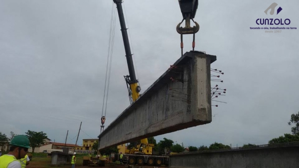 A equipe Cunzolo realizou o carregamento, transporte e montagem de 27 vigas. O trabalho foi realizado com dois Guindastes de 220 toneladas, sendo um o GMK5220 e o outro o LTM1200, além de mais quatro Dollys.