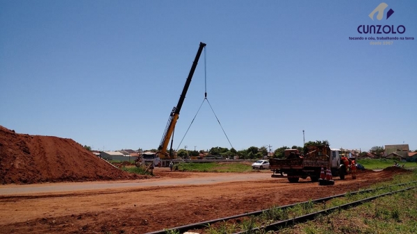 A equipe Cunzolo realizou o carregamento, transporte e montagem de 27 vigas. O trabalho foi realizado com dois Guindastes de 220 toneladas, sendo um o GMK5220 e o outro o LTM1200, além de mais quatro Dollys.