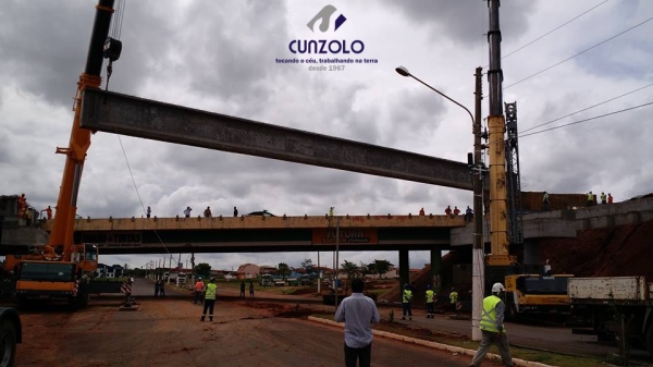A equipe Cunzolo realizou o carregamento, transporte e montagem de 27 vigas. O trabalho foi realizado com dois Guindastes de 220 toneladas, sendo um o GMK5220 e o outro o LTM1200, além de mais quatro Dollys.