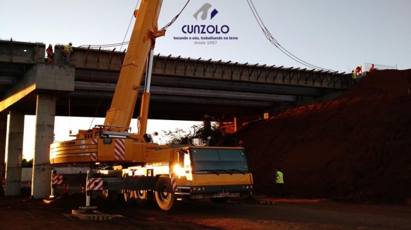 A equipe Cunzolo realizou o carregamento, transporte e montagem de 27 vigas. O trabalho foi realizado com dois Guindastes de 220 toneladas, sendo um o GMK5220 e o outro o LTM1200, além de mais quatro Dollys.