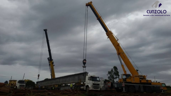 A equipe Cunzolo realizou o carregamento, transporte e montagem de 27 vigas. O trabalho foi realizado com dois Guindastes de 220 toneladas, sendo um o GMK5220 e o outro o LTM1200, além de mais quatro Dollys.