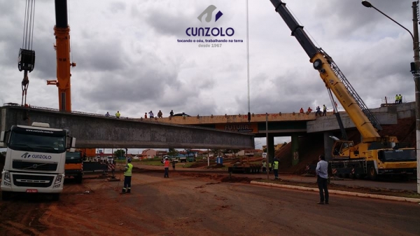 A equipe Cunzolo realizou o carregamento, transporte e montagem de 27 vigas. O trabalho foi realizado com dois Guindastes de 220 toneladas, sendo um o GMK5220 e o outro o LTM1200, além de mais quatro Dollys.