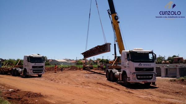 A equipe Cunzolo realizou o carregamento, transporte e montagem de 27 vigas. O trabalho foi realizado com dois Guindastes de 220 toneladas, sendo um o GMK5220 e o outro o LTM1200, além de mais quatro Dollys.