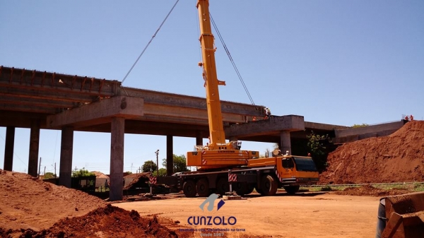 A equipe Cunzolo realizou o carregamento, transporte e montagem de 27 vigas. O trabalho foi realizado com dois Guindastes de 220 toneladas, sendo um o GMK5220 e o outro o LTM1200, além de mais quatro Dollys.
