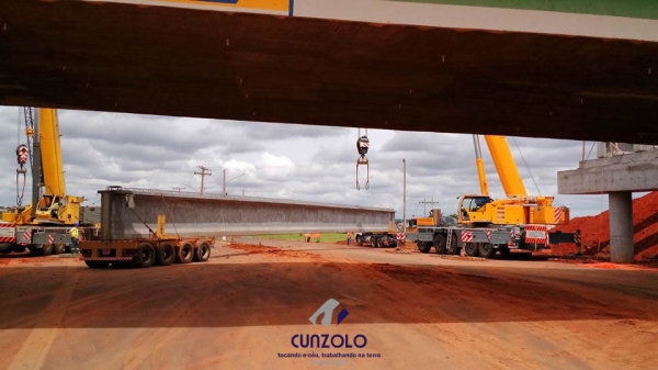A equipe Cunzolo realizou o carregamento, transporte e montagem de 27 vigas. O trabalho foi realizado com dois Guindastes de 220 toneladas, sendo um o GMK5220 e o outro o LTM1200, além de mais quatro Dollys.