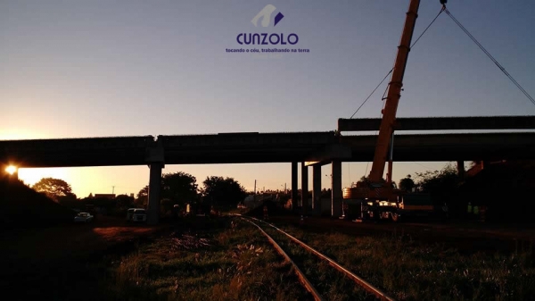 A equipe Cunzolo realizou o carregamento, transporte e montagem de 27 vigas. O trabalho foi realizado com dois Guindastes de 220 toneladas, sendo um o GMK5220 e o outro o LTM1200, além de mais quatro Dollys.