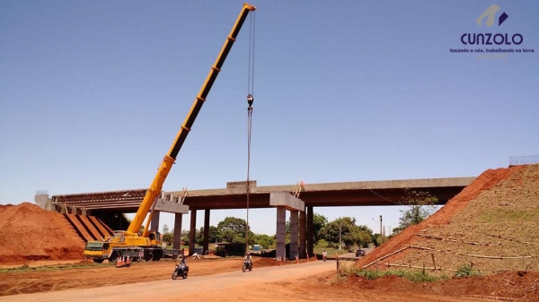 A equipe Cunzolo realizou o carregamento, transporte e montagem de 27 vigas. O trabalho foi realizado com dois Guindastes de 220 toneladas, sendo um o GMK5220 e o outro o LTM1200, além de mais quatro Dollys.