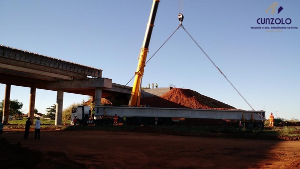 A equipe Cunzolo realizou o carregamento, transporte e montagem de 27 vigas. O trabalho foi realizado com dois Guindastes de 220 toneladas, sendo um o GMK5220 e o outro o LTM1200, além de mais quatro Dollys.
