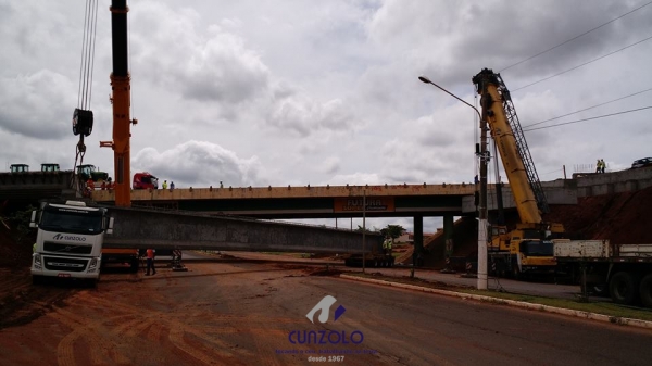 A equipe Cunzolo realizou o carregamento, transporte e montagem de 27 vigas. O trabalho foi realizado com dois Guindastes de 220 toneladas, sendo um o GMK5220 e o outro o LTM1200, além de mais quatro Dollys.