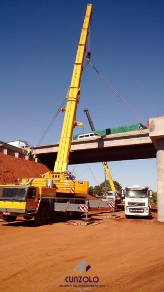 A equipe Cunzolo realizou o carregamento, transporte e montagem de 27 vigas. O trabalho foi realizado com dois Guindastes de 220 toneladas, sendo um o GMK5220 e o outro o LTM1200, além de mais quatro Dollys.