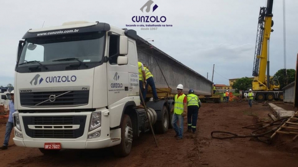 A equipe Cunzolo realizou o carregamento, transporte e montagem de 27 vigas. O trabalho foi realizado com dois Guindastes de 220 toneladas, sendo um o GMK5220 e o outro o LTM1200, além de mais quatro Dollys.