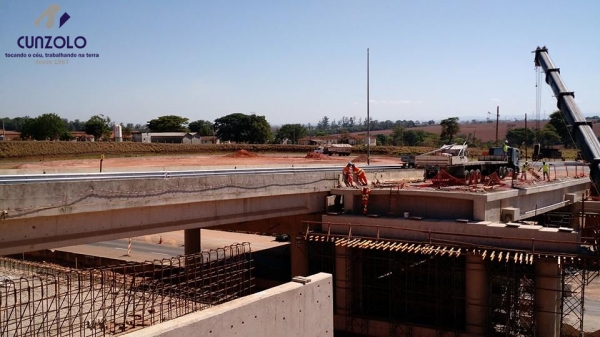 O guindastes GMK5220 e um QY70k lançaram 6 vigas de 40 toneladas e uma viga de 85 toneladas. A dinâmica do trabalho envolveu o içamento da viga com um guindaste de 220 ton e e outro de 70 ton.